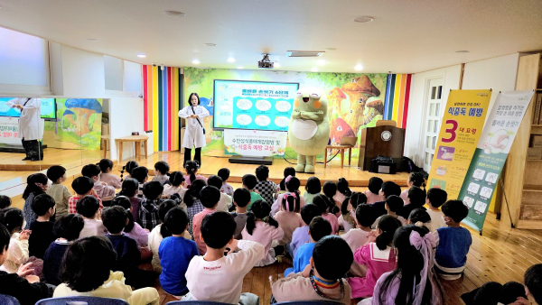 뚜비와 함께하는 손씻기 6단계 실습 교육을 하고 있다. (사진제공=수성구)