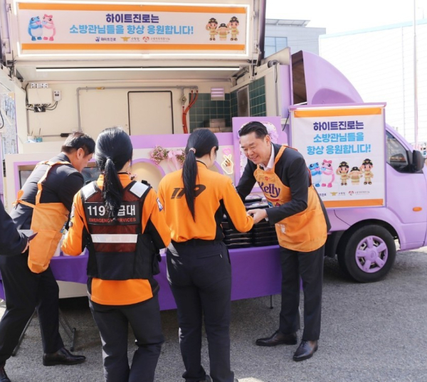 지난 16일 전남 목포소방서에서 김인규 하이트진로 대표(오른쪽)가 소방공무원에게 간식을 전달하고 있다(사진제공/하이트진로)