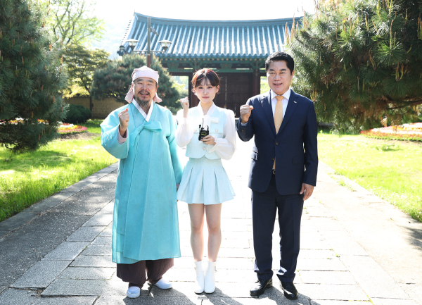 사진 = 관악구 홍보대사로 위촉된 훈장 김봉곤, 가수 김다현 부녀와 박준희 관악구청장(오른쪽 첫번째)