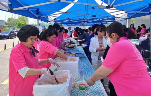 '제45회 장애인의 날 기념행사'에서 익산시장애인 연합회와 MOU를 맺은 IWPG 익산지부 회원들이 점심배식을 하고 있다. (사진=유유례 기자)