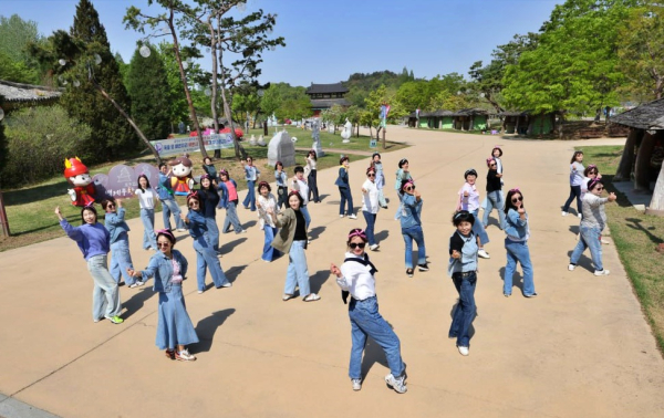 '4.26 세계여성평화의 날' 제6주년을 기념해 IWPG 글로벌 12국 회원들은 격변의 시대 속에서 더 나은 세상을 위해 하나 되자는 취지로 영화 '써니' 음악에 맞춰 플래시몹을 추며 익산시 서동공원을 찾은 시민들에게 세계여성평화의 날을 홍보했다.