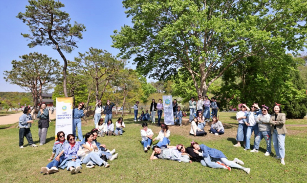 IWPG 글로벌 12국 회원들은 서동공원을 찾은 시민들에게 '4.26 세계여성평화의 날'을 알리고 레트로 느낌으로 기념사진을 찍고 있다.(사진=유유례 기자)