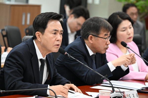 김 지사 28일 도청 중회의실 제76차 실국원장회의 모습