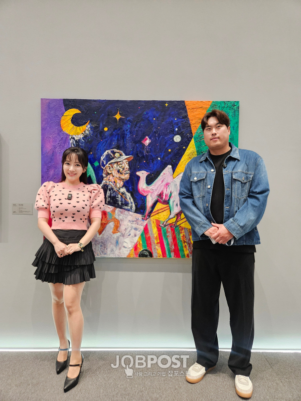 윤송아, 류현진 선수 아트콜라보레이션 작품 'RYUNIVERSAL' 전시 기념 촬영 / 사진제공 - 더샾갤러리(윤송아)