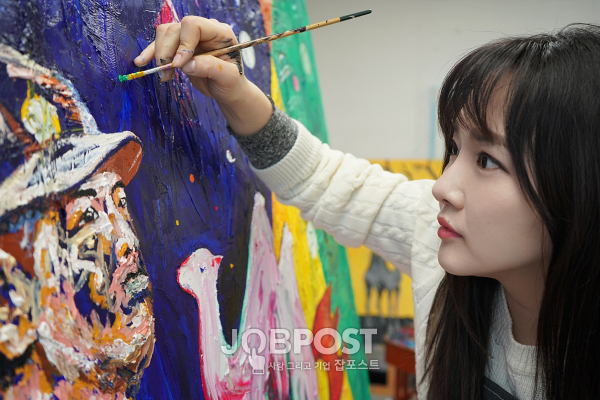 그림에 열중하고 있는 윤송아 작가 / 사진제공 - 더샾갤러리(윤송아)