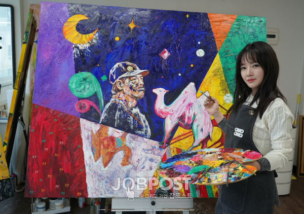 윤송아 작가, 완성된 그림 포즈 / 사진제공 - 더샾갤러리(윤송아)