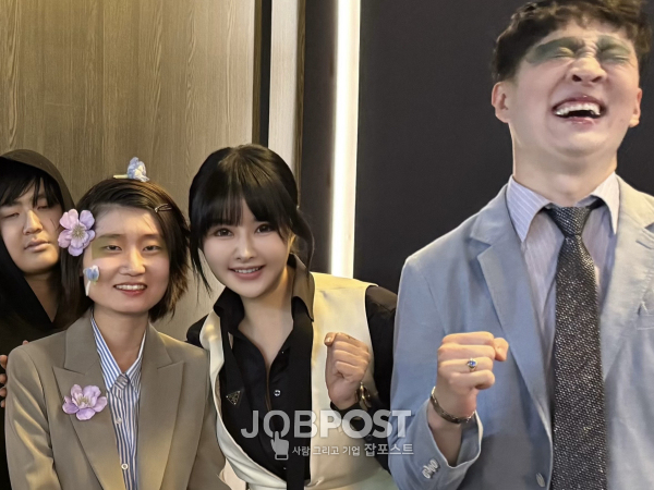 H&S 컴퍼니 한은수 대표, 자립청소년과 장애인들과 '동행 패션쇼' 에 참여하고 있는 모습 / 사진촬영 - 김영웅 기자