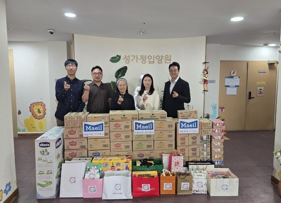 매일유업, 어린이날 맞아 성가정입양원에 후원물품을 전달하고 있다(사진제공/매일유업)
