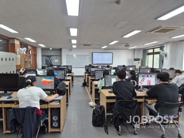 광주시교육청이 지난 7일 대성직업전문학교를 방문해, 디지털 디자인 과정 실습현장에서 실습중인 학생들을 살펴봤다. / 제공 광주광역시교육청