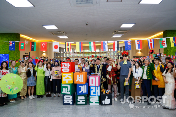광주시교육청이 20일 본청 로비에서 출근하는 직원들과 함께 ‘제18회 세계인의 날’을 맞아 행사를 진행했다. 직원들은 각국의 여러 전통의상을 입으며, 다양한 프로그램을 함께 했다. / 제공 광주광역시교육청