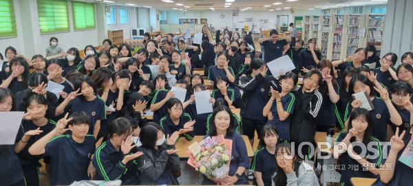 지난해 5월 21일 수피아여자중학교에서 열린 '2024 작가초청강연회'에서 김혜정 작가와 학생들 단체 사진/광주시교육청 제공