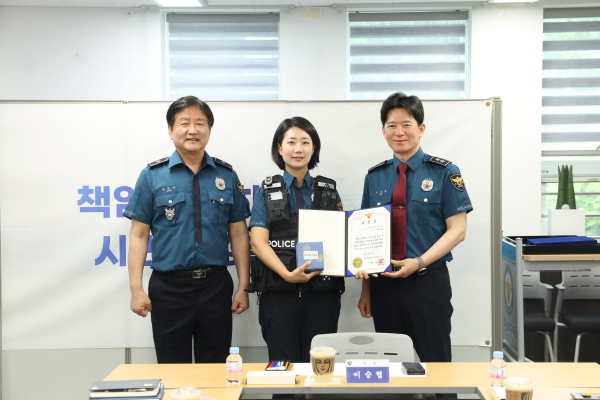 대구경찰청장(치안감 이승협)은, 23일 2025년 상반기 베스트 지구대 1위에 선정된 수성경찰서 지산지구대를 방문하여 인증패와 유공경찰관에게 표창을 수여하였다. (사진제공=대구경찰청)