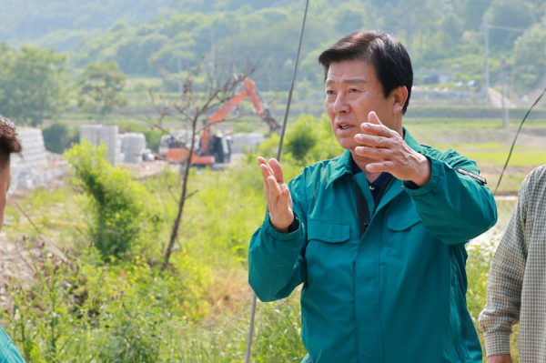 박범인 금산군수 우기 앞두고 피해복구 현장 직접 점검 장면