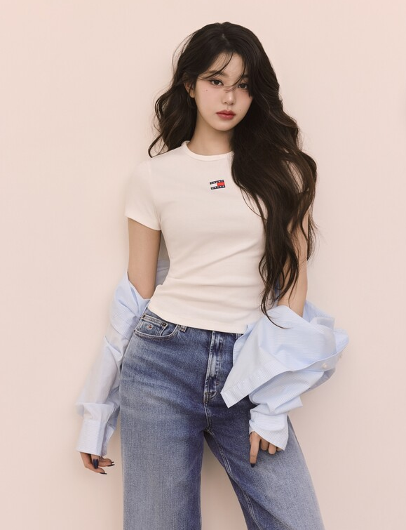타미 진스(Tommy Jeans)가 브랜드 앰버서더 장원영과 함께 2025년 여름 시즌 신상품을 공개했다(사진제공/현대백화점그룹)