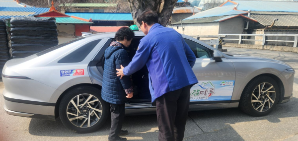 청양군 행복택시를 이용하는 모습