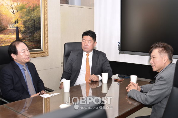유재춘 이사장, 홍보표 회장, 김재수 이사장 위촉식 전 티타임하는 모습 / 사진촬영 - 김영웅 기자