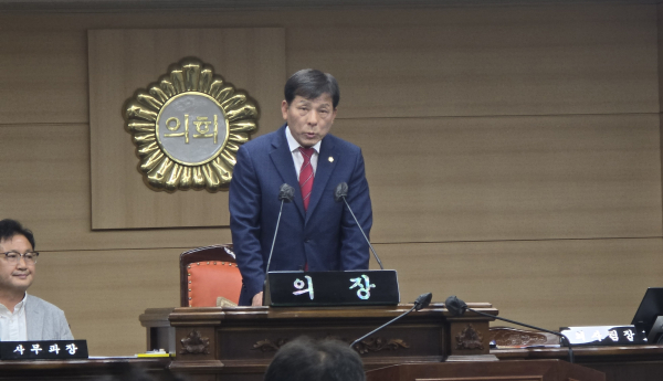 부여군의회 김영춘의장이 제292회 정례회 개회사를 하고 있다.