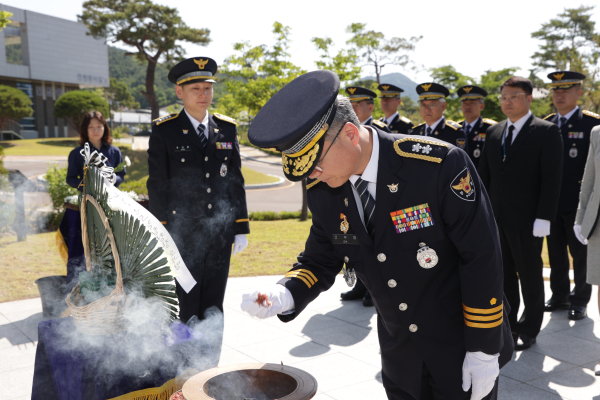 오부명 경북경찰청장은 제70회 현충일을 맞아 경찰 지휘부와 함께 경북 호국경찰 추모공원을 찾아 헌화 및 참배를 하였다. (사진제공=경북경찰청)