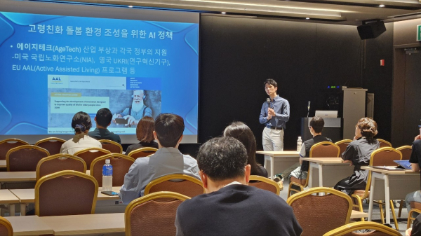 이미지 = 한국보건복지인재원 이병윤 교수가 의료‧요양시설의 AI 정책 방향 및 혁신사례에 대해 강의하고 있다/출처: 한국보건복지인재원
