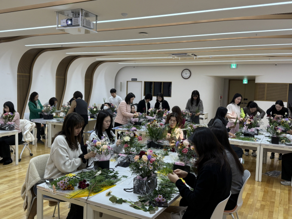 사진 = 지난해 직무 스트레스 완화를 위해 운영한 플라워테라피 교실
