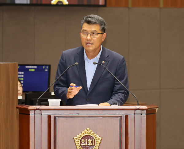 제359회 정례회에서 김기서 의원 도정질문을 하고 있다.