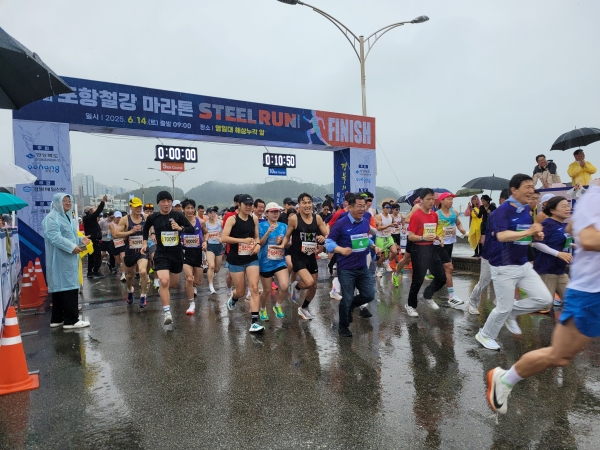 포항에서 ‘2025년 포항철강마라톤 대회’가 14일 영일대해수욕장 일원에서 마라톤 동호인들과 포항시민들이 함께한 가운데 성황리에 개최되었다. (사진제공=경북도)