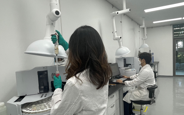 대구공공시설관리공단은 12일 미국환경자원협회가 주관하는 수질분야 국제숙련도 시험에 참여해 3년 연속 최우수 분석기관으로 국제 인증을 받았다. (사진제공=대구공공시설관리공단)