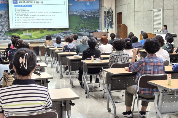 달서구는 구청에서 환경미화원, 간병인 등 병원 내 비의료 인력을 대상으로 ‘의료관련 감염병 감염관리 교육’을 실시했다. (사진제공=달서구)