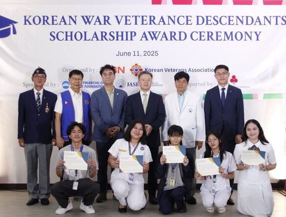 우리웰스뱅크필리핀 최성현 법인장(두번째줄 우측 첫번째)이 참전용사 후손들에게 장학증서를 전달하고 있다(사진제공/우리금융)