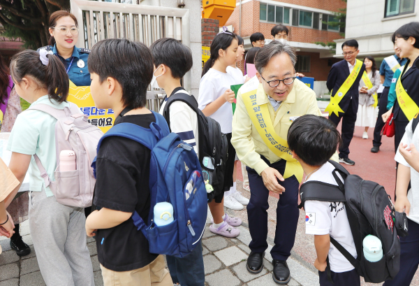 사진 = 17일 가산초등학교에서 유성훈 금천구청장(사진 가운데)과 금천경찰서 및 남부교육지원청 직원, 가산초 교직원, 학부모들이 등굣길 안전 캠페인에 참여했다.