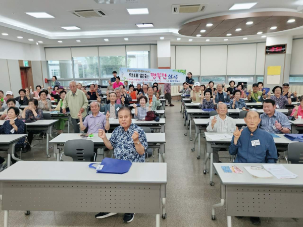 칠곡경찰서는 노인학대 예방의 날(6. 15.)을 맞아, 지난 16일 칠곡군 노인복지관 어르신의 전당에서 노인학대 예방을 위한 ‘칠곡군민 지켜Dream’ 캠페인을 실시하였다. (사진제공=칠곡경찰서)