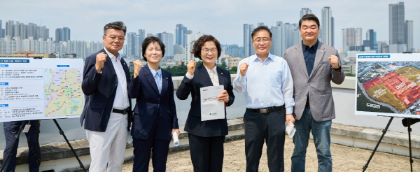 대구시의회 기획행정위원회(위원장 윤영애)는 6월 17일, 대구시 신청사 건립예정지를 방문해 설계공모 추진현황 및 향후 건립계획에 대해 점검했다. (사진제공=대구시의회)