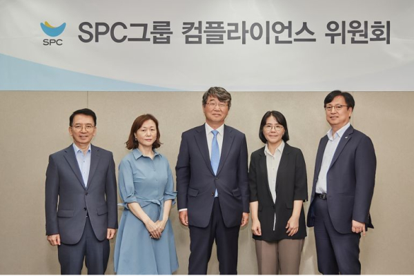 지난 16일 서울 서초구 양재동 SPC1945 사옥에서 SPC 컴플라이언스 위원회 발족식에서 김지형 위원장(왼쪽 세번째)를 비롯한 위원들이 기념촬영을 하고 있다(사진제공/SPC)