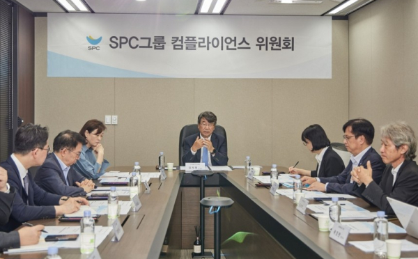 SPC 컴플라이언스 위원회가 16일 서울 양재동 SPC1945 사옥에서 발족식을 갖고 첫 회의를 진행하고 있다(사진제공/SPC)