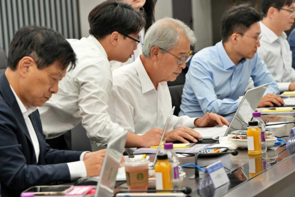 임종룡(가운데) 우리금융그룹 회장이 챗GPT 업무 활용을 실습하고 있다(사진제공/우리금융)