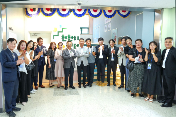 경계성지능인 평생교육센터 개관식에 참석한 류경기 중랑구청장과 관계자들의 모습