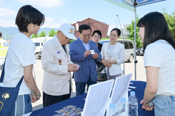 한반도 평화를 잇다에서 참석자들이 부스 체험을 하고 있다. (사진=HWPL 글로벌 11지부)