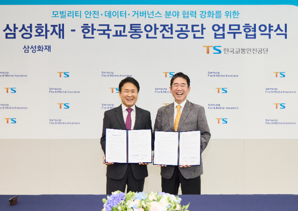 왼쪽부터 이문화 삼성화재 사장과 정용식 한국교통안전공단 이사장이 기념 사진을 찍고 있다(사진제공/삼성화재)