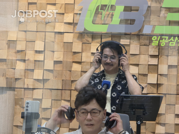 MC 주재형과 '주재형의 사람 인' 진행중인 배우 박영록 / 사진제공 - TBN충북교통방송