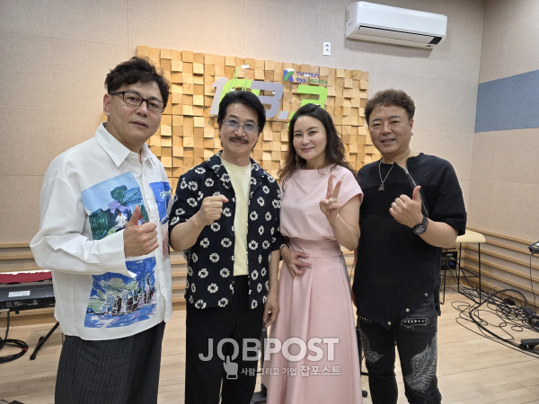 DJ 주재형. 배우 박영록ㆍDJ김미숙. 가수 유승혁 기념 촬영 / 사진제공 - TBN충북교통방송