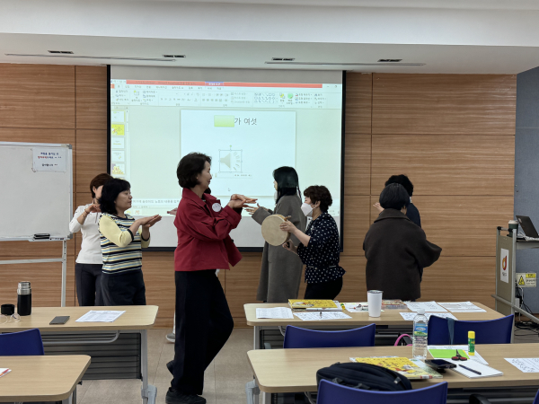 이미지 = 어린이 책놀이 자원활동가 양성과정 수업 사진