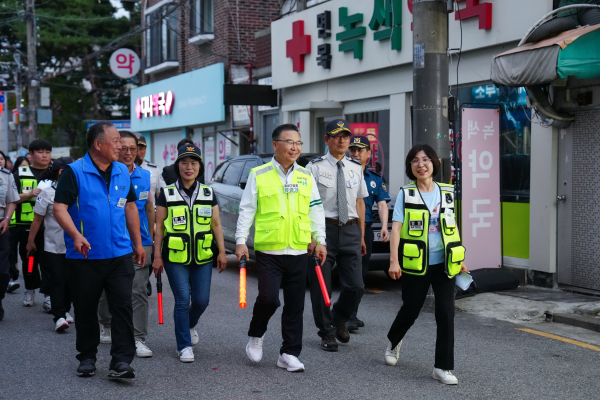 사진 = 야간 합동 순찰에 나선 류경기 중랑구청장과 관계자들의 모습