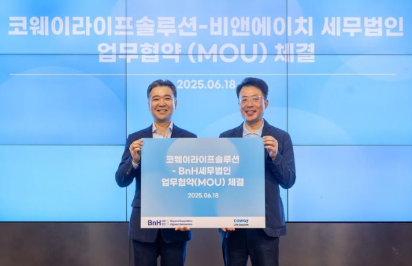 김명곤(오른쪽) 코웨이라이프솔루션 대표이사와 이명수 BnH세무법인 부대표(사진제공/코웨이라이프솔루션)