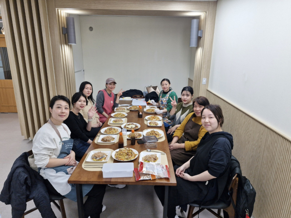 경기도가 ‘2025년 다문화가족 동아리 모임 활성화 지원사업’을 추진한다. 사진은 다국적 요리 동아리