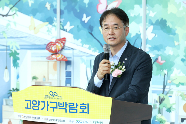 이동환 고양특례시장이 제17회 고양가구박람회 개막식에서 인사말을 하고 있다